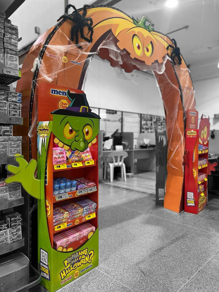 Display de Papelão com Testeira 3D